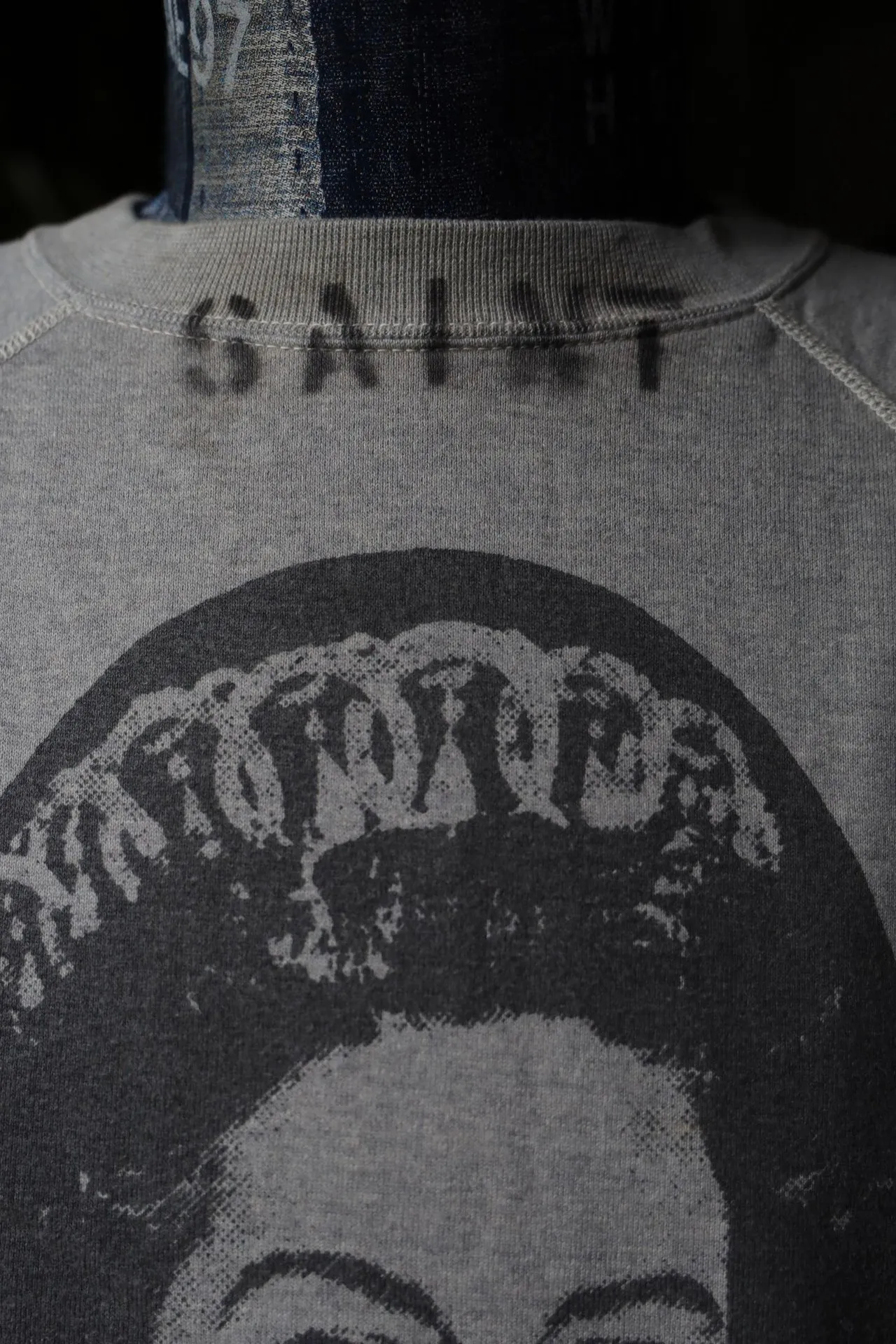 SAINT Mxxxxxx x SEX PISTOLS QUEEN SP_CREW SWT/GRAY band co-branded retro sweatshirt Queen's distressed sweatshirt with holes Distressed gray S-XL Retro distressed distressed hole wash treatment Hand-made graffiti treatment Factory four-needle six-thread boneless sewing Correct co-branded collar label/correct fruit label/wash water label/little angel label